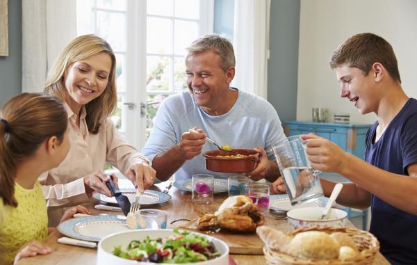 چرا غذا خوردن خانوادگی برای تمام اعضای خانواده مفید است؟