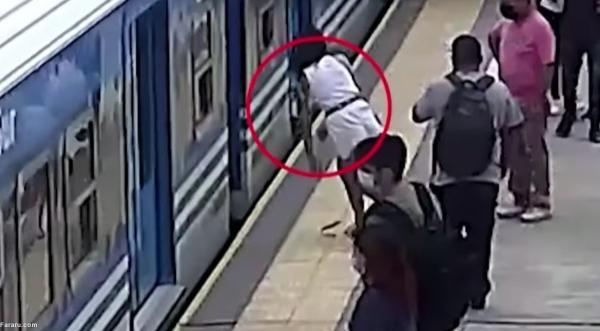 نجات معجزه آسای زنی که زیر قطار افتاد
